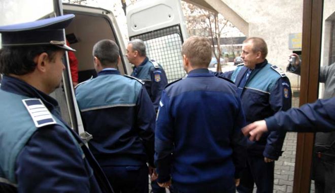 Agent de poliție condamnat la închisoare pentru mai multe infracțiuni - arestat-1517330943.jpg