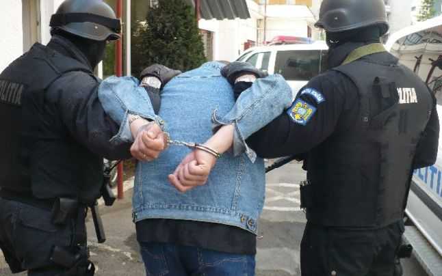 Percheziții și rețineri la Constanța, într-un dosar de tâlhărie. Minori amenințați și jefuiți pe stradă
