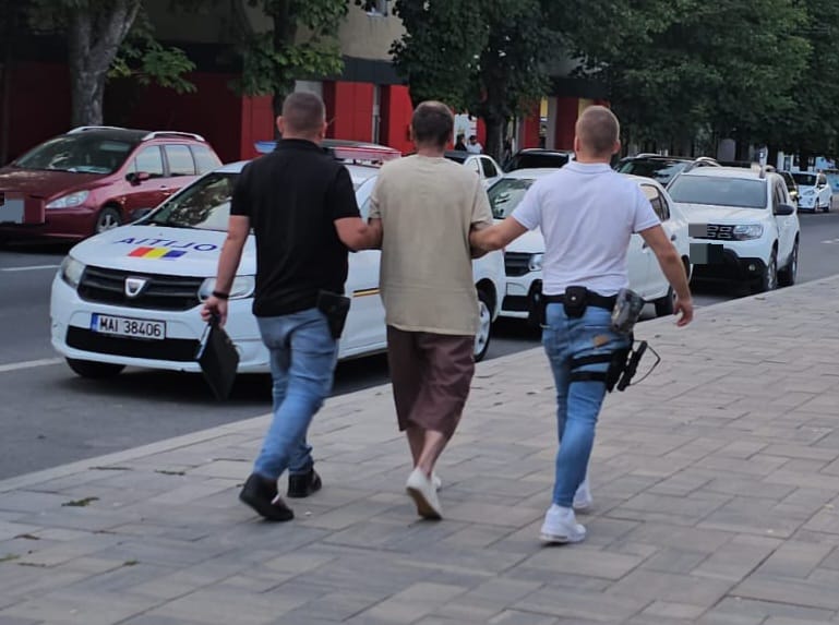 A furat carne pentru bani de chirie și a fost trimis după gratii. Cazul unui recidivist din Constanța - arestat-spate-vara-1774445175.webp