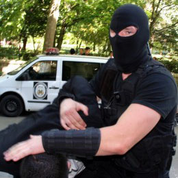 Răfuială între clanuri la Mangalia: cinci arestați și un copil în comă - arestatcumascati13199915271-1320008634.jpg