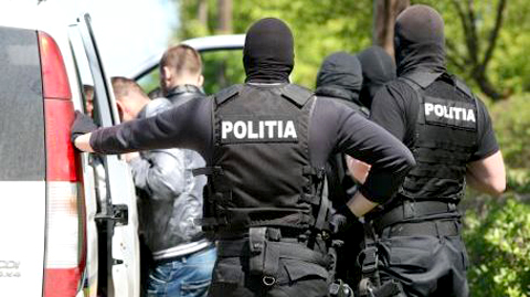 Infractori condamnați la închisoare, săltați de acasă - arestati-1372244894.jpg