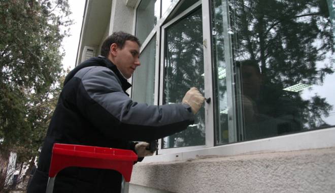 Arestați  pentru furtul unor ferestre termopan - arestatipentrufurtulunorferestre-1416247266.jpg