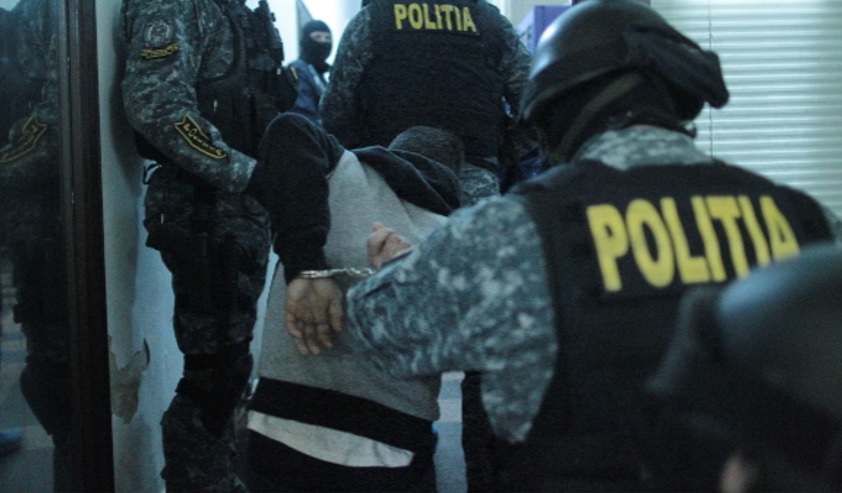 Doi bărbați au fost prinși cu droguri în buzunare, pe străzile din Năvodari - arestmascatipolitiediicot-1741001185.jpg