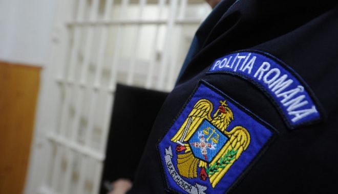 Tânără de 18 ani reţinută de poliţişti, după ce a furat cărţi de identitate şi a făcut credite la bănci - arestpolitie-1657792780.jpg