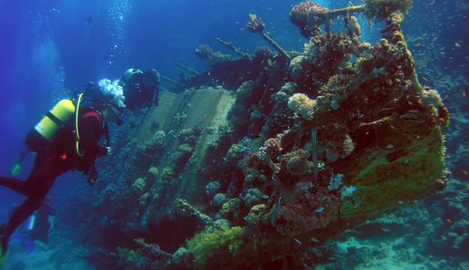 Arheologii din adâncuri. Sute de nave scufundate lângă Constanța - arheologbun-1446227217.jpg