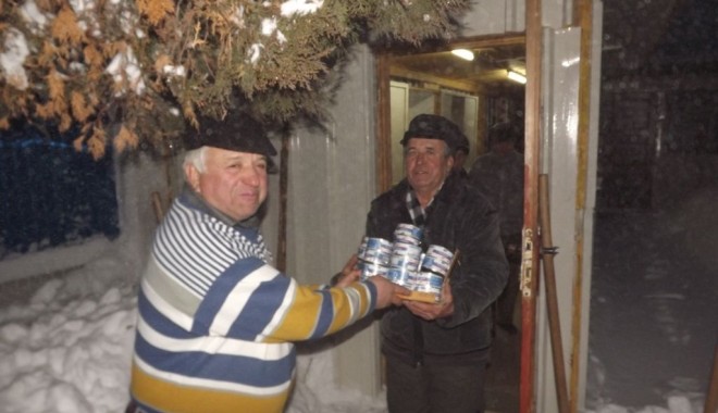Credincioșii unei singure parohii constănțene au adunat cinci tone de alimente - arhiepiscopie-1329382277.jpg