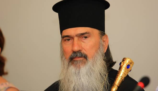 IPS Teodosie ia masa la azilul de bătrâni - arhiepiscopiee11447158187-1449744905.jpg