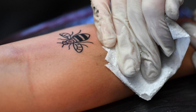 Ariana Grande s-a tatuat în memoria victimelor atacului terorist - arianagrandesatatuat-1496919679.jpg