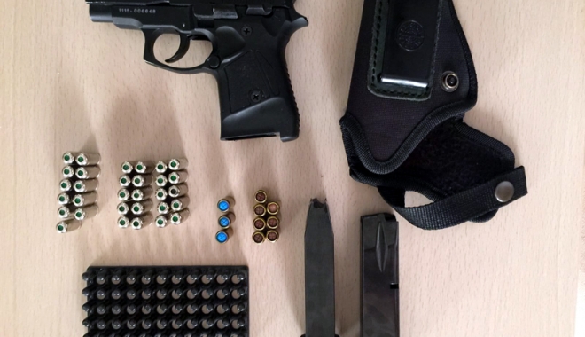 Armă și cartușe cu gaz, confiscate de polițiștii constănțeni - arma-1469809141.jpg