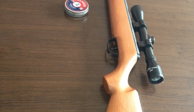 Armă cu lunetă, găsită într-un container sosit din America - arma1-1370365531.jpg