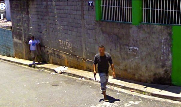 Top 10 cele mai ciudate IMAGINI surprinse de Google Street View | GALERIE FOTO - arma1-1413206877.jpg