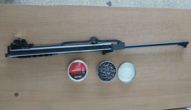 Armă și muniție fără documente legale, descoperite la frontiera Ostrov - arma1-1513355308.jpg