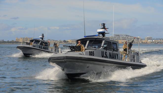 Tensiuni în Golful Persic: 10 marinari americani, reținuți și interogați în Iran - armata-1452671843.jpg