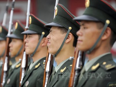 Polițiștii chinezi sunt învățați să zâmbească! - armatachineza2afp-1351600997.jpg