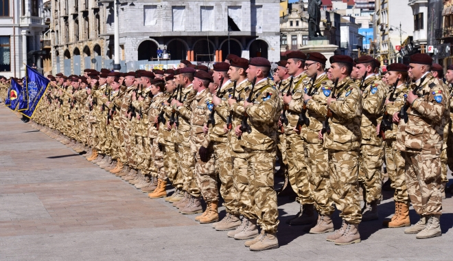 SALARIILE MILITARILOR VOR CREȘTE DIN NOU.  MAJORĂRILE, CUPRINSE ÎNTRE 200 ȘI 1.200 LEI, SE VOR ÎNCASA ÎNCEPÂND CU LUNA AUGUST - armatamilitaridefilarebatalionre-1498460145.jpg