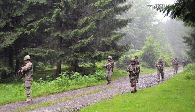 Militari români și moldoveni, instruire în comun, în Munții Tarcăului - armatatarcau-1559585398.jpg