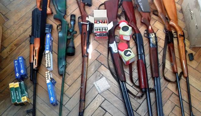 Arsenal de arme deținute ilegal, descoperit la  un pensionar constănțean - arme-1456419423.jpg