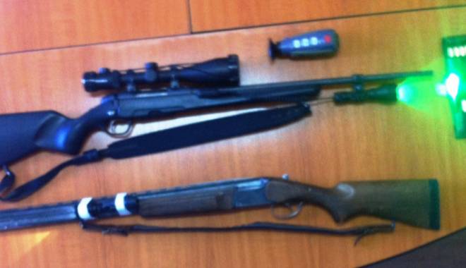 Arme și dispozitive de vânătoare, confiscate de polițiștii constănțeni - armeconfiscate2-1437156235.jpg