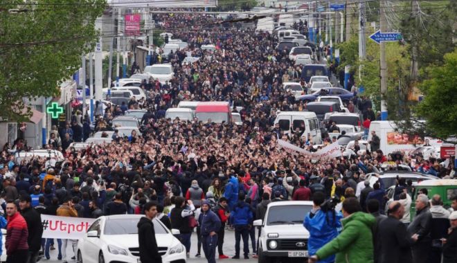 Armenia / Zeci de persoane arestate la Erevan în cea de-a zecea zi de proteste - armeni-1524397207.jpg