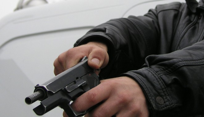 Focuri de armă la o terasă din Vama Veche - armepistol27-1314550205.jpg