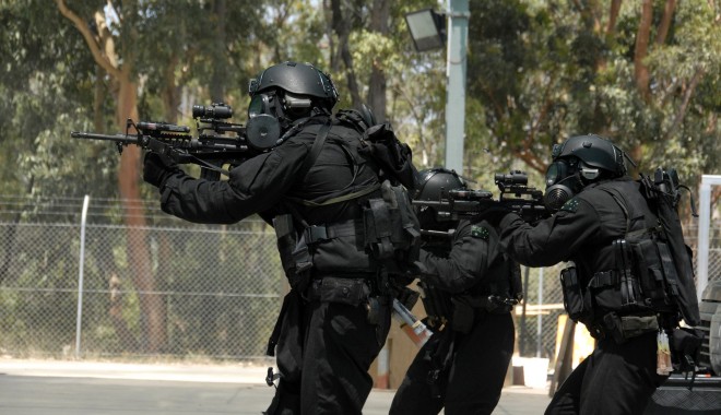 FBI mobilizează trupele SWAT pentru învestirea lui Barack Obama - armyswataustralianmilitarycounte-1358321107.jpg