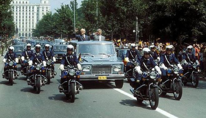 ANAF scoate la licitație mașina lui Ceaușescu și fostul sediu Rompetrol - aro-1545589078.jpg