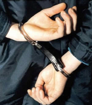 De pe băncile facultății, în beciurile pentru arestați - arrested-1319583471.jpg