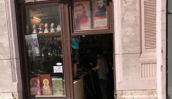 Zeci de icoane și cărți cu Arsenie Boca, confiscate de polițiști - arsenieboca-1525875390.jpg