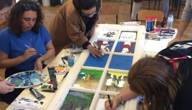 Studenții constănţeni participă la un atelier de icoane pe sticlă - arta-1616587064.jpg