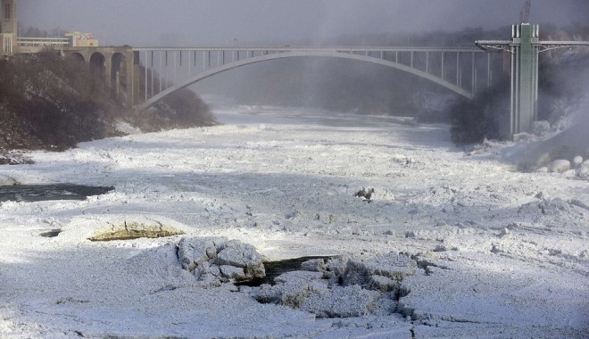 Imagini UNICE! Cascada Niagara a înghețat din cauza gerului polar care a lovit SUA - VIDEO - article01a812ec80000057813964x63-1389273011.jpg