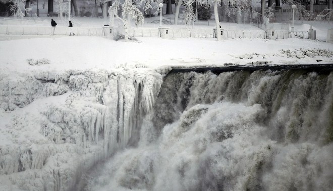 Imagini UNICE! Cascada Niagara a înghețat din cauza gerului polar care a lovit SUA - VIDEO - article01a81c03c00000578327964x6-1389273005.jpg