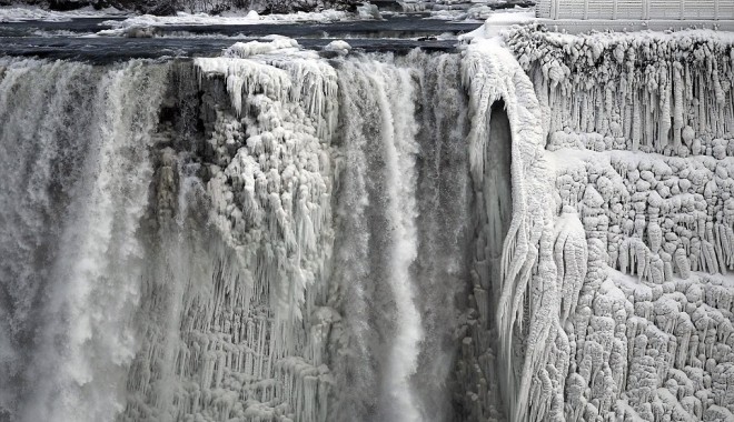 Imagini UNICE! Cascada Niagara a înghețat din cauza gerului polar care a lovit SUA - VIDEO - article01a81c46f00000578247964x6-1389273027.jpg