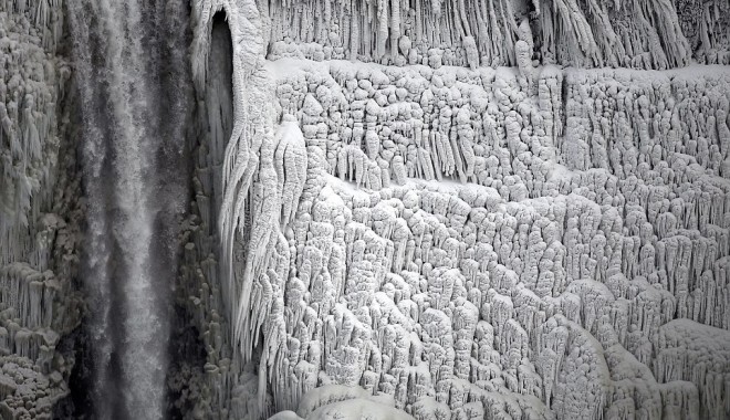 Imagini UNICE! Cascada Niagara a înghețat din cauza gerului polar care a lovit SUA - VIDEO - article01a81c4fb00000578191964x5-1389273038.jpg