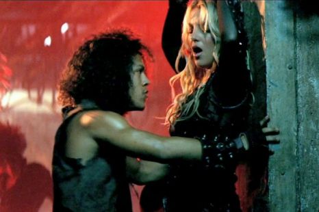 Britney Spears, sex la greu în turneu - article13020813343090b8033870000-1326921394.jpg