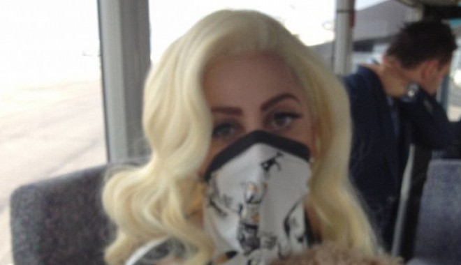 Lady Gaga șochează: a apărut în Bulgaria cu o eșarfă pe față - article2187107148023d7000005dc55-1344947400.jpg