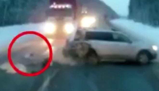 VIDEO INCREDIBIL- Copilul care a păcălit moartea de două ori: aruncată din mașină, în accident, în fața unui tir - article226654417185e39000005dc55-1358937125.jpg