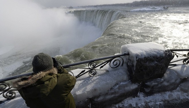 Imagini UNICE! Cascada Niagara a înghețat din cauza gerului polar care a lovit SUA - VIDEO - article25362781a812e7a0000057863-1389273045.jpg