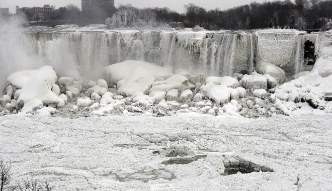 Imagini UNICE! Cascada Niagara a înghețat din cauza gerului polar care a lovit SUA - VIDEO - article25362781a81bf970000057855-1389273053.jpg