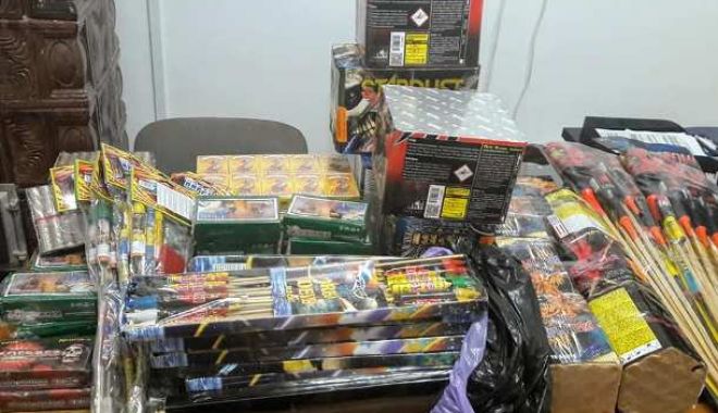 Constănțenii s-au jucat cu focul. Mii de artificii periculoase, confiscate de polițiști - artificii-1546606231.jpg