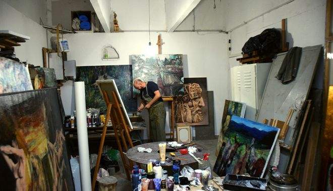 Artiștii se pregătesc pentru Bienala Internațională de Pictură - artistii1-1566493114.jpg