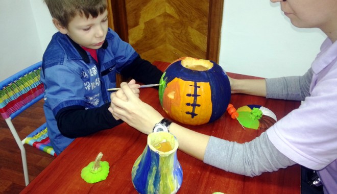 Proiect de art-terapie pentru copiii autiști din Constanța - artterapieautisti-1383154682.jpg