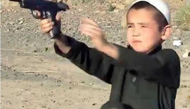 VIDEO/ Copii de cinci ani, membri Al-Qaida, antrenați să tragă cu arme de foc - as-1366901831.jpg