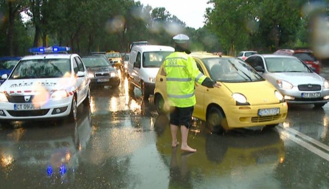 VIDEO AMUZANT! Polițist local din CONSTANȚA, DESCULȚ într-o intersecție - asa-1369393731.jpg