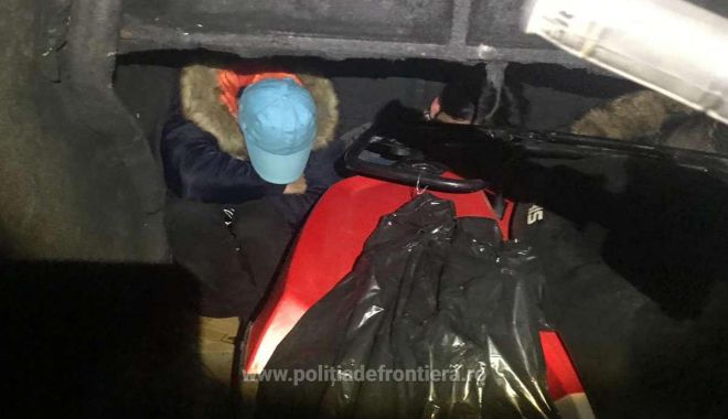 Patru cetățeni străini intenționau să iasă ilegal din România, ascunși în interiorul unei autoutilitare - ascunsi-1541752594.jpg