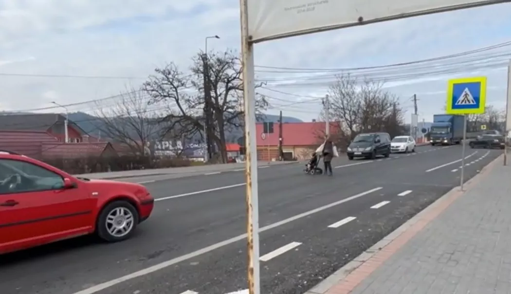 Au asfaltat trecerea de pietoni și au uitat să mai traseze liniile. Nepăsarea a făcut deja o victimă - asfalt-1771004779.webp
