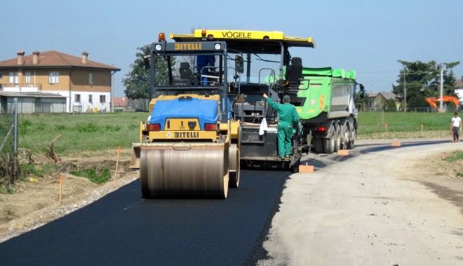 Lucrări de asfaltare de peste 10 milioane de lei în Valu lui Traian - asfaltare-1342045000.jpg