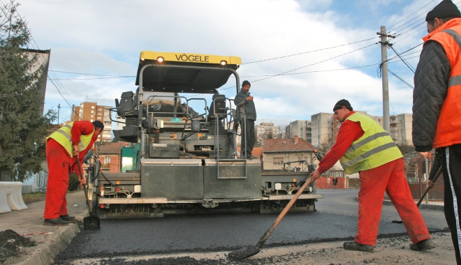 Statul sacrifică infrastructura, pentru a umple golurile din buget - asfaltare-1494428748.jpg