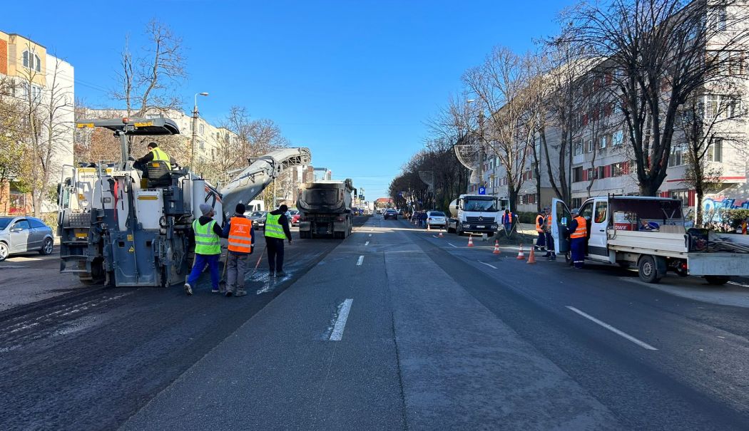 Atenție unde parcați! Se asfaltează carosabilul pe strada Dezrobirii
