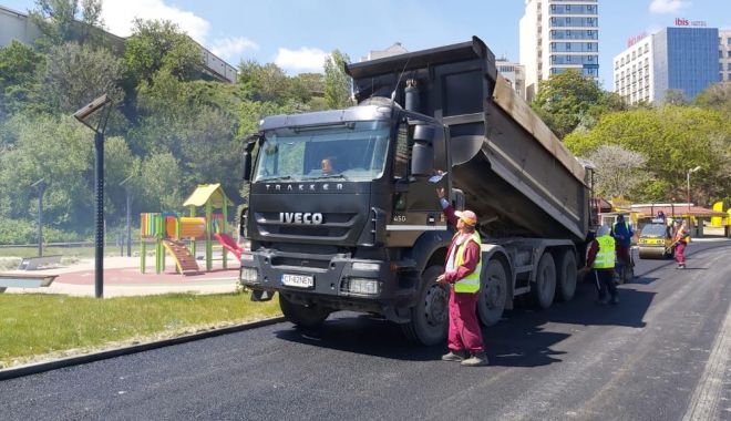 Continuă lucrările de amenajare pe strada Lebedei - asfaltare1-1590507052.jpg