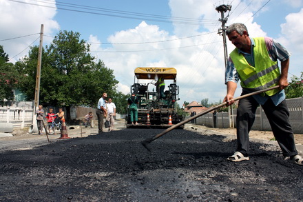 Aproximativ 40 de străzi din Ovidiu vor fi complet reabilitate până anul viitor - asfaltaredrumuri-1336727579.jpg